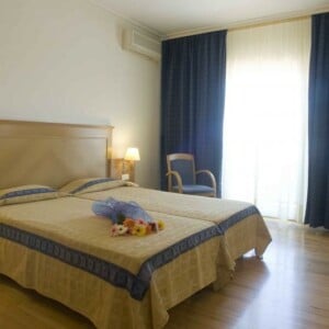 ne_0872-10-plaka-room.jpg