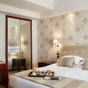 ne_5d20-executive-suite-bedroom2.jpg