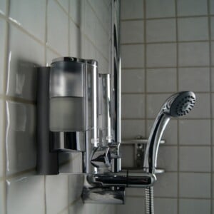 ne_6fbf-ilisia-hotel-shower.jpg