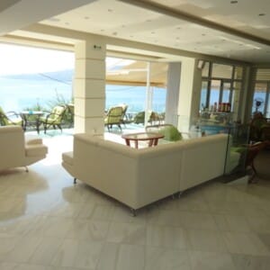 ne_be6c-lobby_veranda_sun.jpg