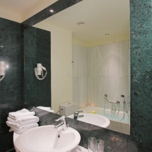 ne_f3b7-bathroom1-arion.jpg