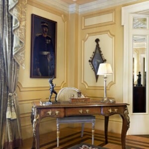 ne_lux101gr-197422-Presidential-Suite-Desk-High_result.jpg