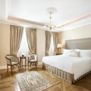 ne_luxATHGLgr-141511-Penthouse-Suite-Master-Bedroom-Med_result.jpg